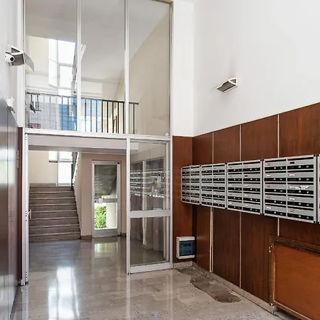 Strategic -fully Equipped, 5 Minutes From Station, M2, M3, Airport Shuttle Lägenhet