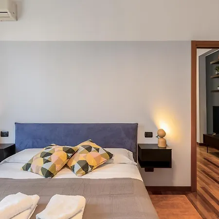 Spacious Design Flat At Navigli At 15 Min From Duomo * Milán