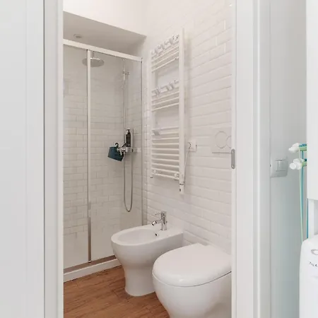 Guesthost - M2 Sant'agostino Bright * Milaan