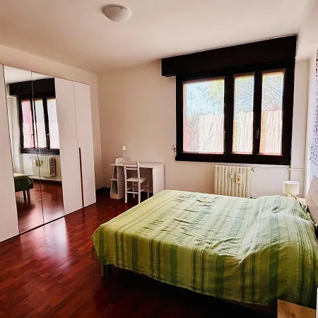 Bright Three-room 250m From The Subway 公寓