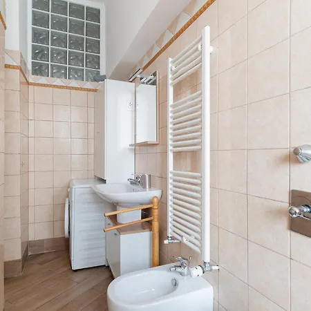 Guesthost - Farini For 6 People *