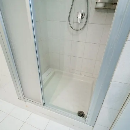 Duomo 10 Minutes Away Spacious 5 Pax Balcony Wifi Ac Appartement Milaan