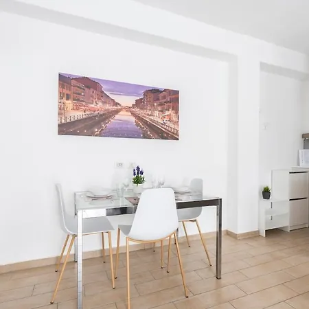 At Davide's House - Near The Metro * Milan