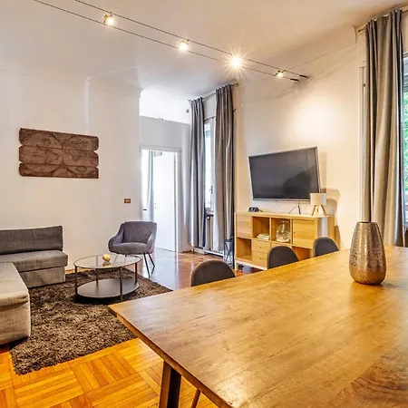 Exclusive 4 Bedrooms In Brera Apartment *