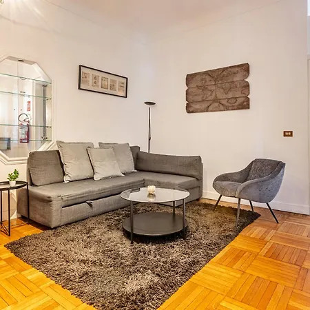 Exclusive 4 Bedrooms In Brera Apartment *