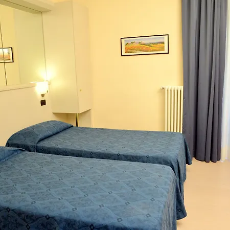Aurora Hotel *