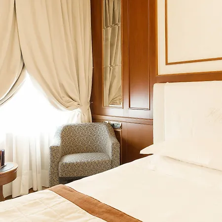 マンツォーニ ホテル 4*