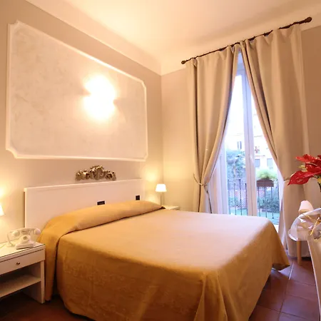 Charly Hotell 3*