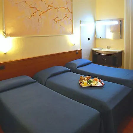 America Hotel *