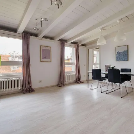 Bright Flat In The Heart Of Porta Venezia 아파트