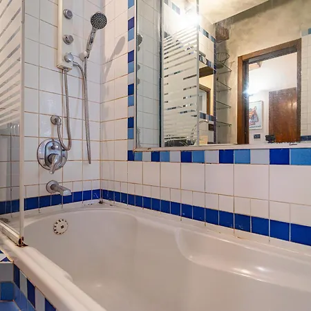 Gold - 5 Minutes From Duomo