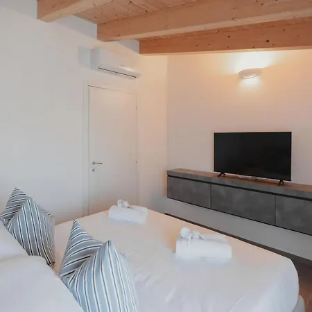 Gohost - The Corridor Near The Station Apartment Milan