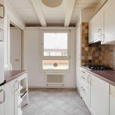 Bright Flat In The Heart Of Porta Venezia * 밀라노