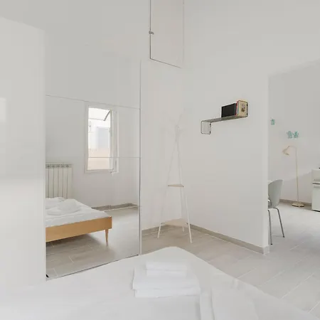 Guesthost - Patio Varesina