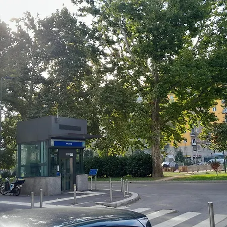 Near Linate Duomo And Station Minutes Away *