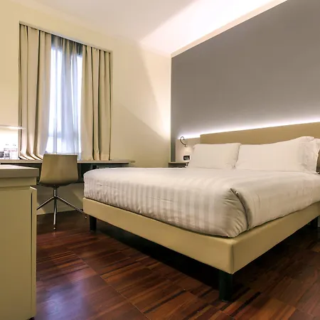 Hotel 43 Station 3*