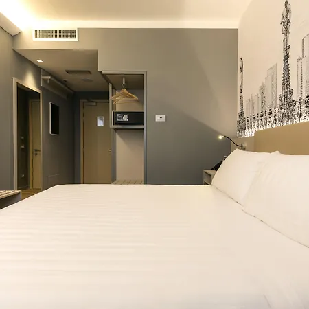 Hotel 43 Station 3*