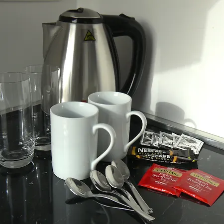 ゲストハウス アイエロ ルームズ 3*