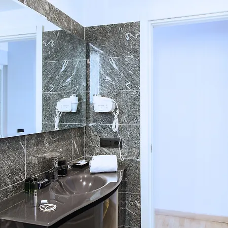 アイエロ ルームズ ゲストハウス 3*