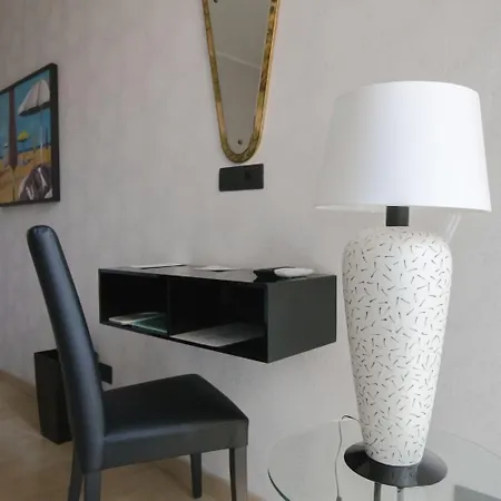 アイエロ ルームズ 3*