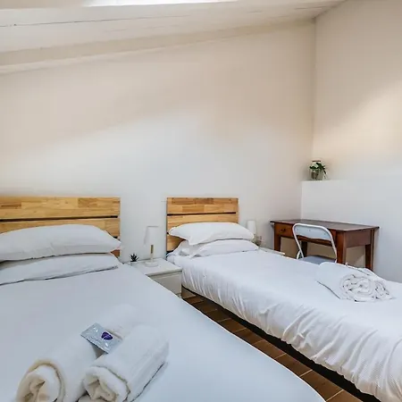 Sant Ambrogio-centre Of The Town-castle 1min-duomo4 Min * Milán