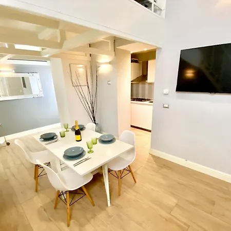 Daire Central-duomo- Beautiful Loft - 400 Meters From The Metro