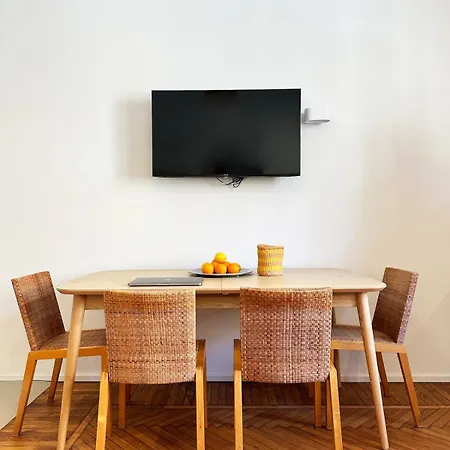 Elegant Center Apartment