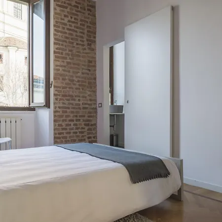 Heart Duomo Colonne Milan