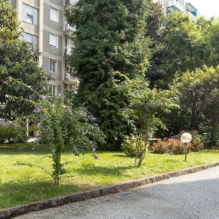 Апартаменты Joivy Adorable Flat With Balcony *