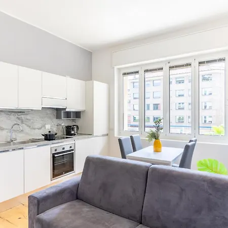 Duomo 10 Minutes Walk- Modern Design * Milano