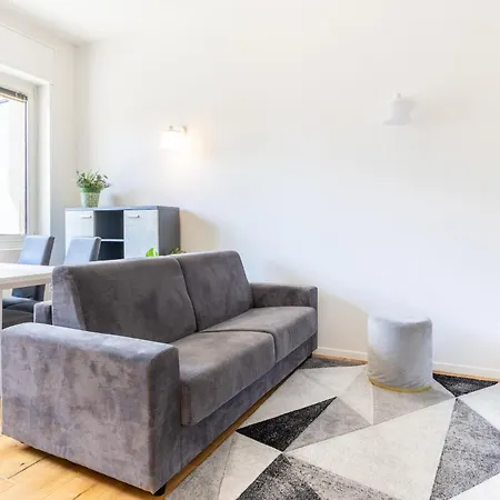 Duomo 10 Minutes Walk- Modern Design Daire *