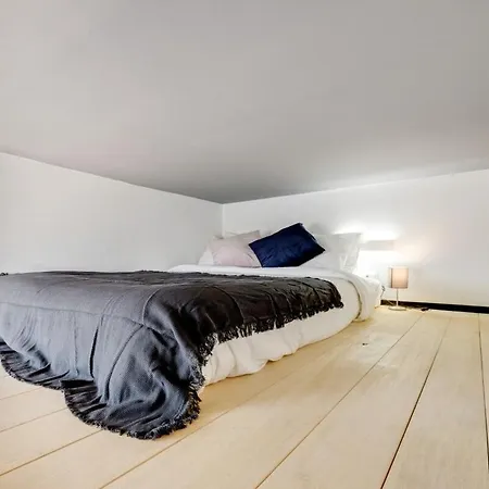 Cozy Penthouse With Stunning View & Balcony