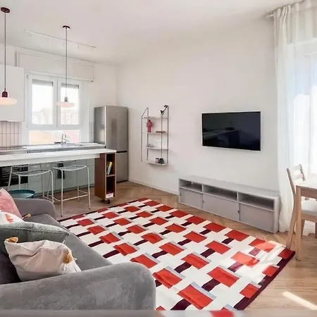 Lovely One Bedroom Flat With Terrace In Via Sebino