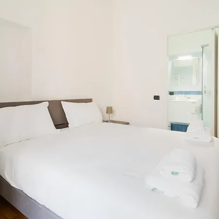Guesthost - Modern Flat Near Darsena דירה