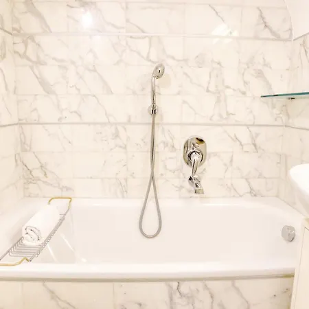 아파트 San Babila Elegant Duplex - Design District 밀라노