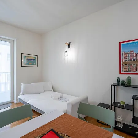 Apartament Elegant And Modern In Mediolan