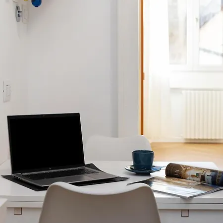 Isola Bloom - Stylish Design Flat