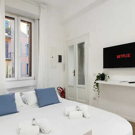 Isola Bloom - Stylish Design Flat *