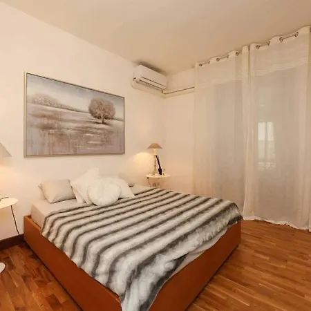 Porta Venezia Shopping, Metro, And Comfort *