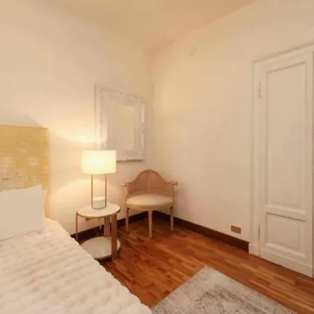 Porta Venezia Shopping, Metro, And Comfort