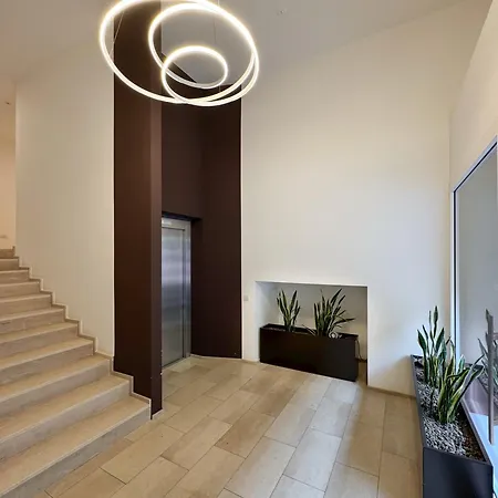 New Palace - Luxury Next To Metro M4 Apartmán