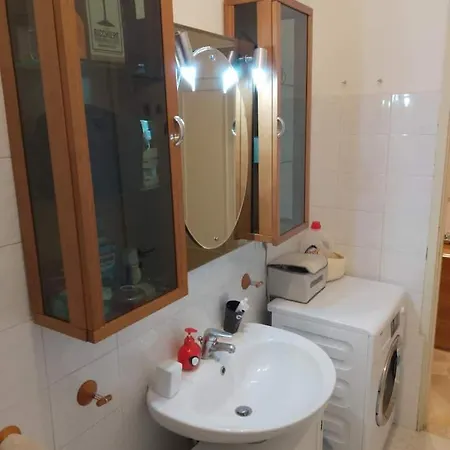 Privat bolig Stanza Matrimoniale Comoda, A 5 Minuti A Piedi Dalla Metro, Perfetta Per Muoversi A Milano