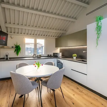 Attic Design - Duomo 15 Min - Free Wifi Apartment