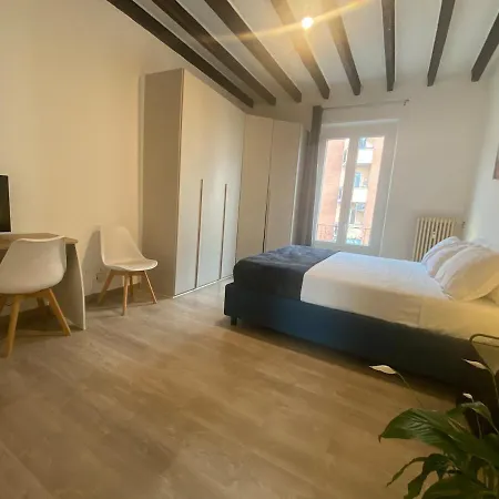 Stylish Flat Near Duomo - Metro 50 M - 4 Guests דירה מילאנו