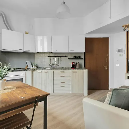 New! Stylish 3-person Flat By Metro M3 & Sunny Balcony Milánó
