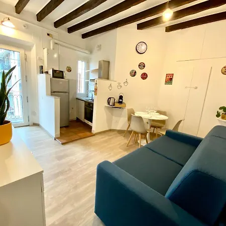 Stylish Flat Near Duomo - Metro 50 M - 4 Guests דירה מילאנו