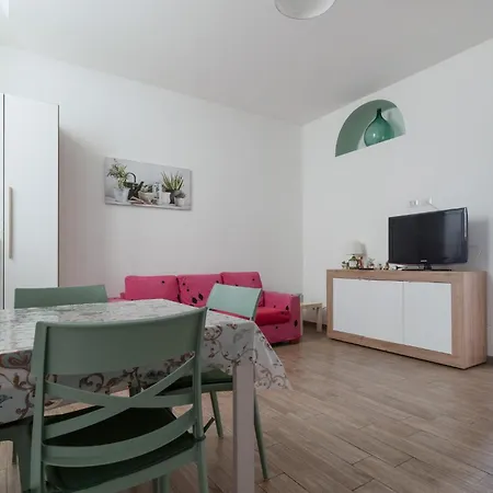 Guesthost - Grey & Flat Apartament *