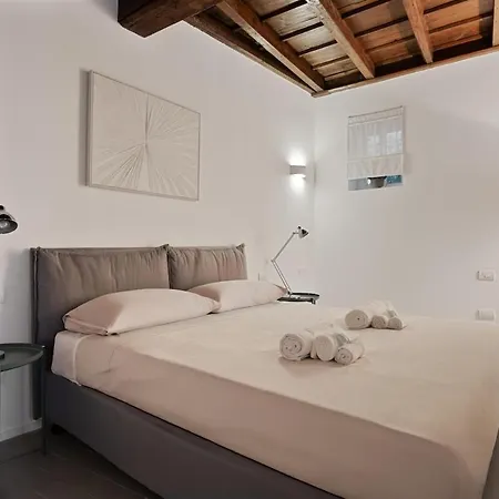 Corso Magenta Historic Apartment *