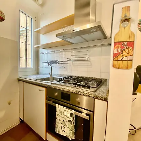 Stylish Flat Near Duomo - Metro 50 M - 4 Guests דירה *