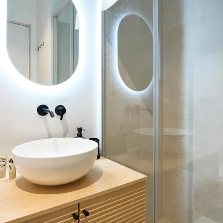 Design With Private Street Entrance Apartment